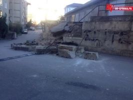 В Ялте укрепительная стена рухнула на полицейского