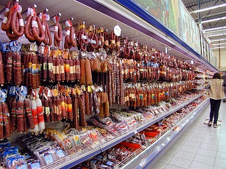В Ялте мужчина из супермаркета пытался украсть курицу и колбасу