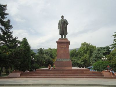 Памятник Ленину в Ялте заменят на памятник туристу