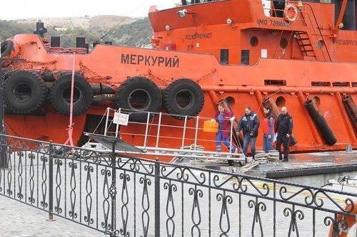 Поиски моряков с плавучего крана у берегов Ялты переведены в пассивный режим
