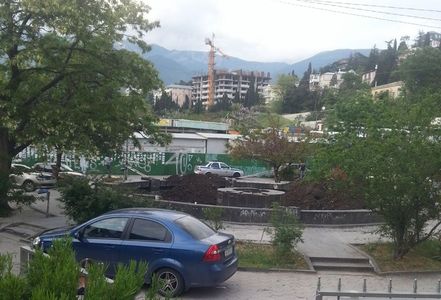 «Городскую пепельницу» у Ялтинского культцентра засыпали землей