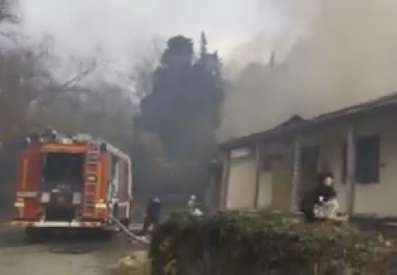 На улице Свердлова в Ялте горят складские помещения
