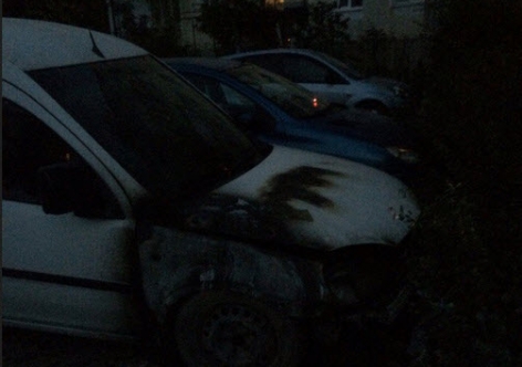 В Севастополе во дворе жилого дома ночью тушили загоревшийся автомобиль
