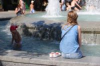 Ялтинцы спасаются от жары в фонтане (фото)