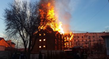 В Феодосии полностью сгорела трехэтажная гостиница (видео)