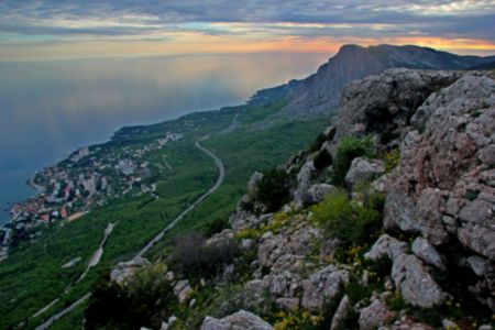 В крымских горах по вине руководителя туристической группы заблудились две девушки