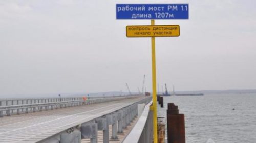 Турецкий сухогруз врезался в опору строящегося моста в Крым