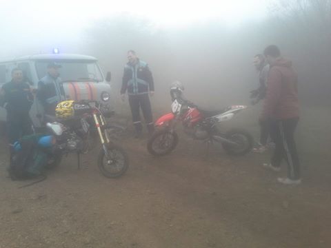 В горно-лесной местности в Крыму из-за тумана заблудился мотоциклист