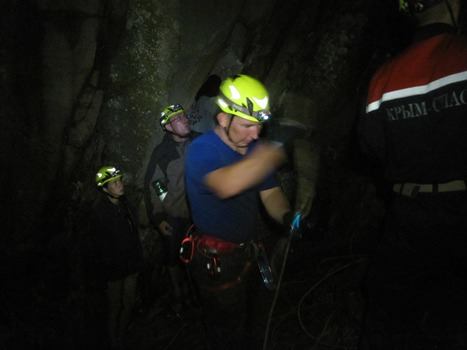 С горы Аю-Даг спасатели сняли двух заблудившихся туристов