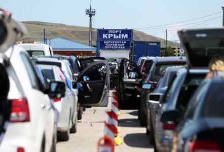 Из Крыма домой: на Керченской переправе во второй половине дня ждут максимальной нагрузки