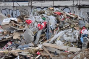 В Симеизе в местах многолетних стихийных свалок скопилось огромное количество мусора