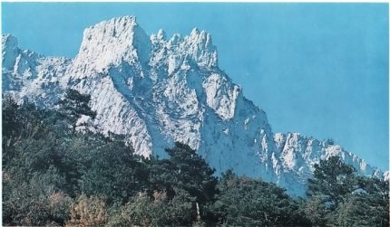На плато Ай-Петри спасатели из снега вытянули два автомобиля