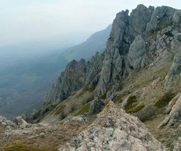 Крымские спасатели в горах 14 часов искали заблудившихся грибников
