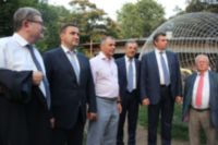 Французские парламентарии в Ялте сфотографировались на фоне памятника блэкауту