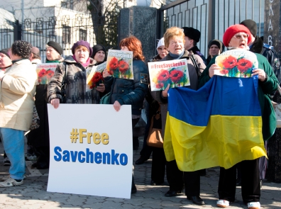 Посольства РФ в Киеве забросали камнями и флаконами с йодом