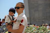 Ялтинцы возлагают цветы к Вечному огню на Холме Славы (фоторепортаж)