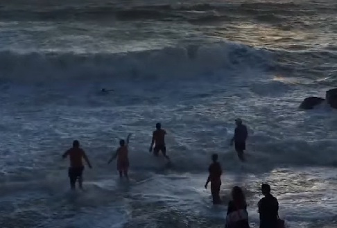 В Крыму на видео сняли, как во время шторма в море утонул мужчина