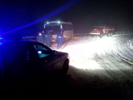 В Сакском районе из снега спасатели вытащили автобус и три автомобиля