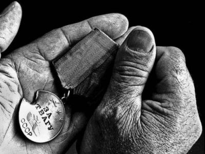 Найденную на ялтинском пляже медаль «За отвагу» вернут семье ветерана ВОВ