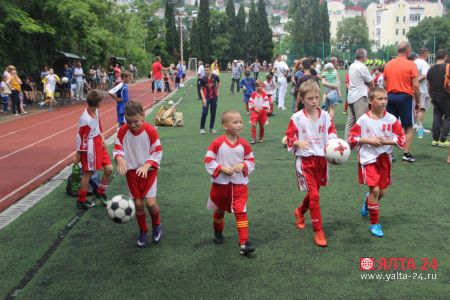 В Ялте определились победители самого массового и длительного турнира по футболу