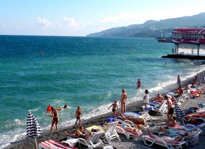 В Ялте в районе Массандровского пляжа в открытое море чуть не унесло мужчину