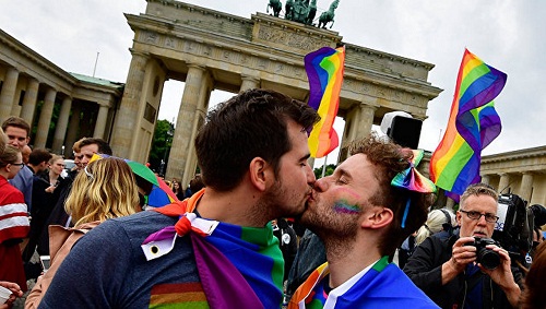 В Германии разрешили однополые браки