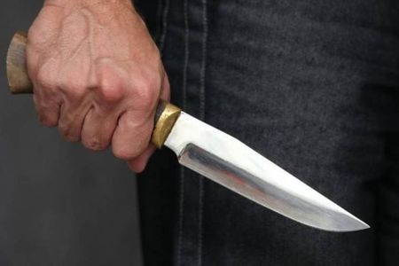 В Ялте невменяемый парень бросался на людей с ножом