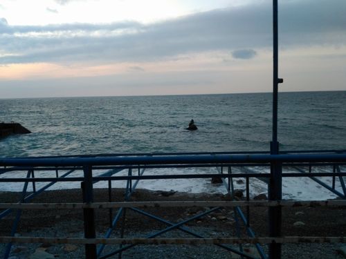 На берегу моря в Гурзуфе нашли тело третьего рыбака с перевернувшейся лодки