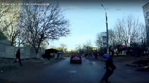 "Беги или умри": В Симферополе ребенок кинулся под колеса авто - видео
