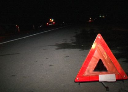 На ялтинской дороге иномарка врезалась в электроопору: пострадали двое