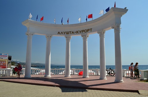 За безопасностью в администрации Алушты теперь следит военнизированная охрана