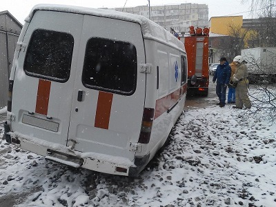 В Крыму спасатели вытащили из снега «скорую», грузовик, автобус и две легковых машины