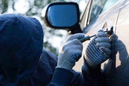 В ялтинском поселке мужчина из автомобиля украл планшет