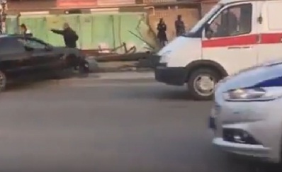 В Симферополе водитель иномарки въехал в остановку и сбил трех человек