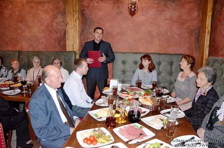 Ростенко подарил «Детям войны» фотоаппарат
