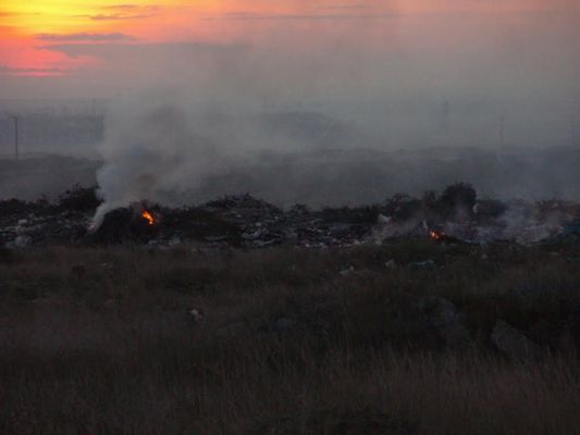 В Керчи горит мусорная свалка