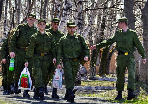 В настоящее время в Южном, Северо-Кавказском и Крымском федеральных округах около 6 тыс. граждан прошли призывные комиссии и готовятся к отправке в войска