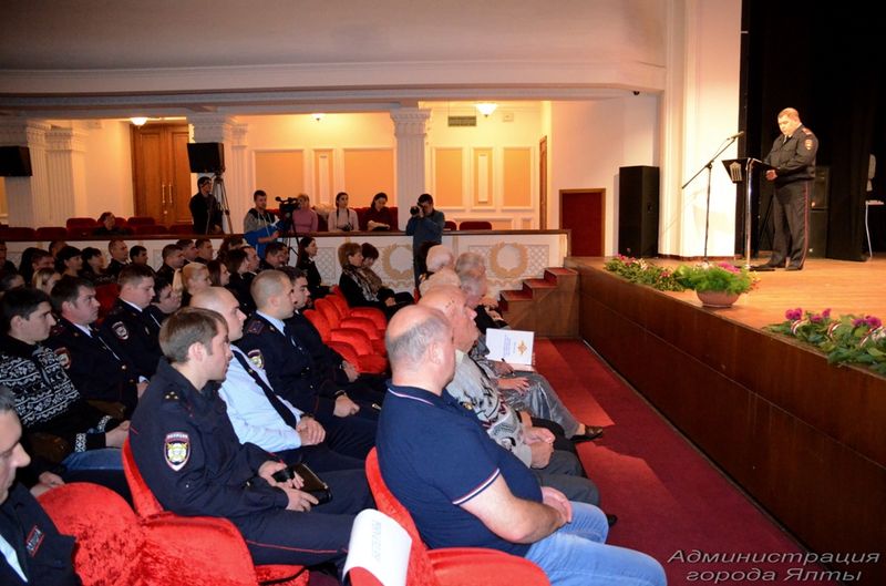 Ялтинских полицейских поздравили с профессиональным праздником 5 poliziya