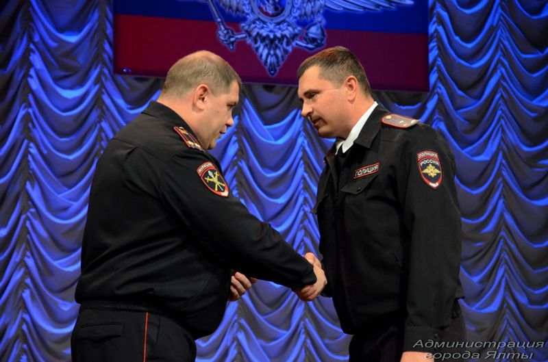 Ялтинских полицейских поздравили с профессиональным праздником 6 poliziya