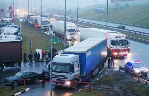 150 фур на трассе "Москва - Крым" встали на "аварийку"