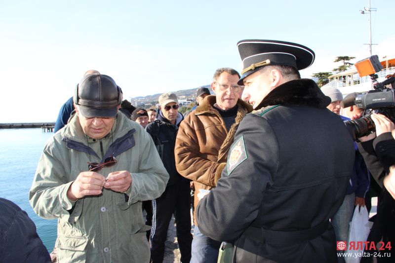 рыбаки на набережной Ялты
