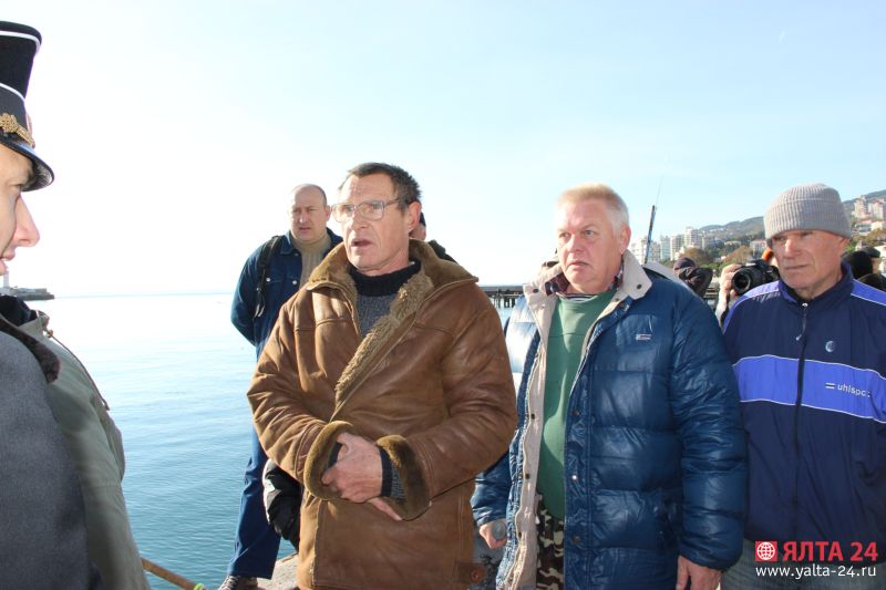 рыбаки на набережной Ялты