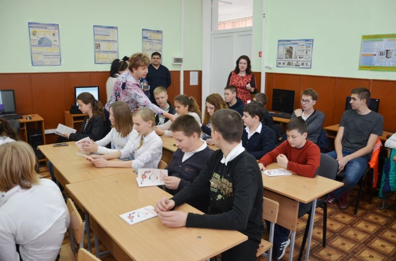 Ялтинским школам и библиотекам передали экземпляры Конституции Крыма 3 konstotuziya