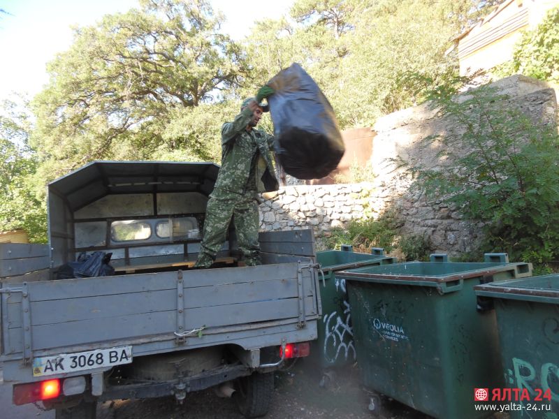 уборка мусора в заповеднике Ялта