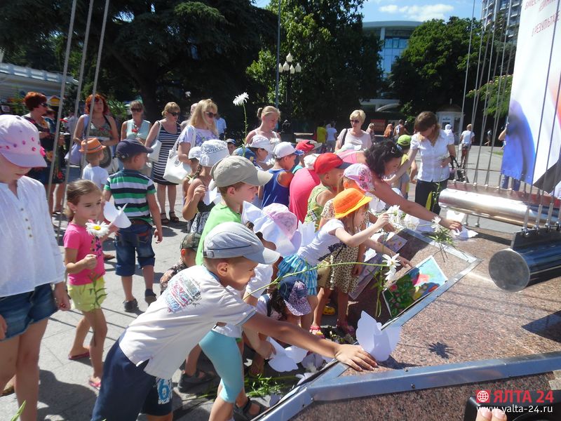 митинг в Ялте о погибших в Ницце