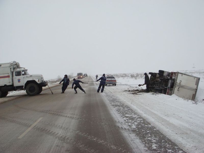 фура на гололеде
