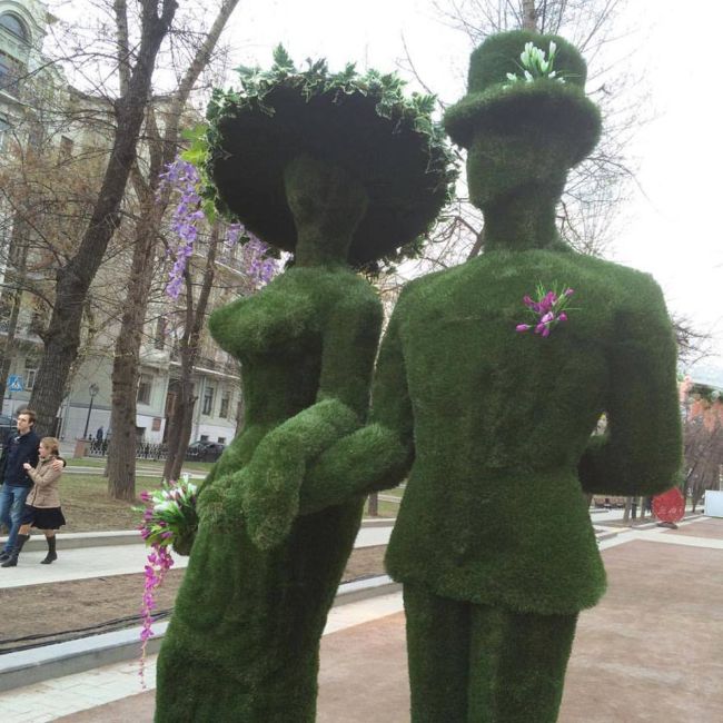 зеленые скульптуры