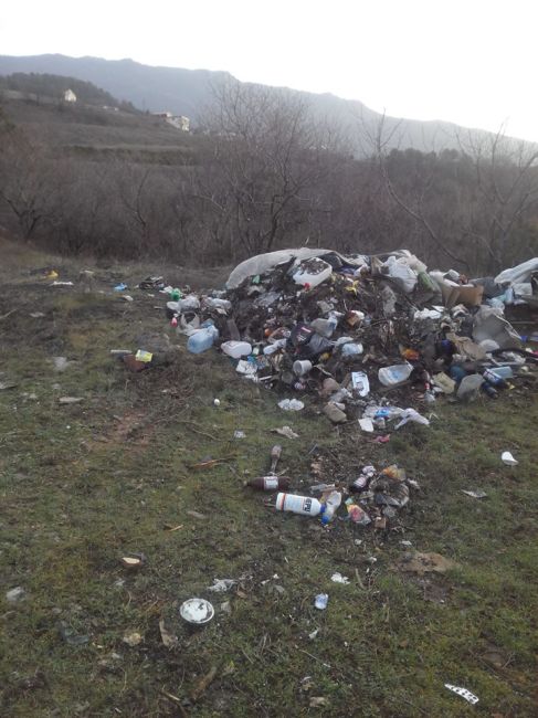 Ялтинцы публикуют фото новых стихийных свалок мусора