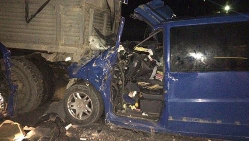 В Крыму Мерседес «влетел» в КамАЗ: погиб один человек