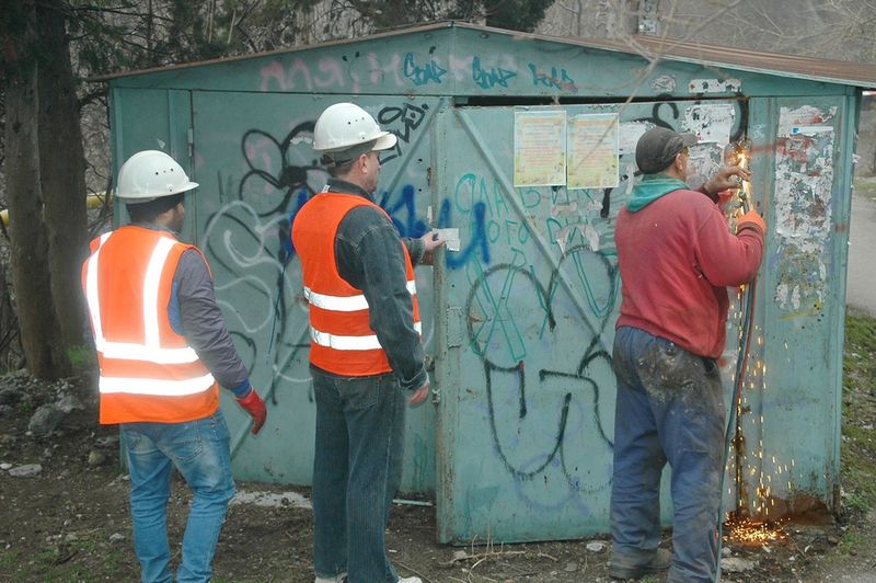 В Ялте демонтируют самовольно установленные гаражи